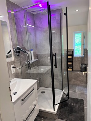 Dusche, Haartrockner, Handtücher, Seife