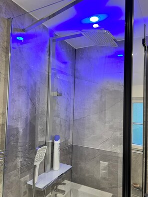 Shower, hair dryer, towels, soap - Vrbo Property (Bad Liebenzell)