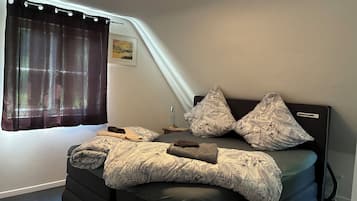 1 dormitorio, tabla de planchar con plancha, wifi y ropa de cama