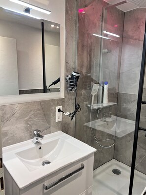 Dusche, Haartrockner, Handtücher, Seife