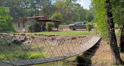 Cozy 1-bedroom cabin in New Blaine within walking distance to Shoal Bay