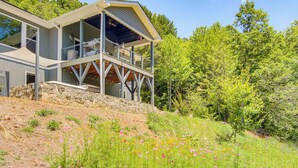 A modern house with a large deck and a stone retaining wall. - Mtn-View Retreat in Asheville: Great for Groups! (Asheville)