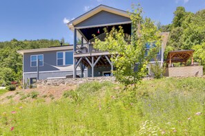 Exterior - Mtn-View Retreat in Asheville: Great for Groups! (Asheville)