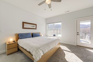 Room - Mtn-View Retreat in Asheville: Great for Groups! (Asheville)