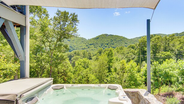 Outdoor spa tub - Mtn-View Retreat in Asheville: Great for Groups! (Asheville)