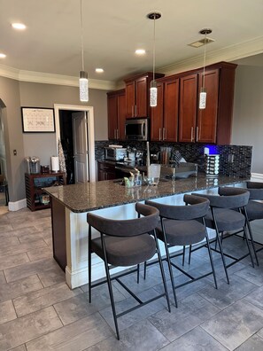 Private kitchen -     Luxury Group Retreat Near Airport — Sleeps 12+,Great for World Cup Travelers (Atlanta)