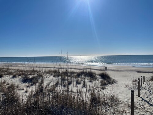 Newly Renovated 3-bedroom home in Emerald Isle w/ Rec Rm and Easy Beach Access