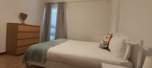 Tabla de planchar con plancha, internet y ropa de cama 