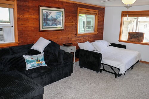 Studio on Lake Winnebago with Boat & WaveRunner Rentals. Fishing off dock & A/C!