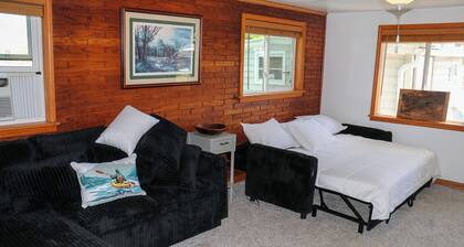 Studio on Lake Winnebago with Boat & WaveRunner Rentals. Fishing off dock & A/C!