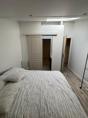 Een strijkplank/strijkijzer, wifi, beddengoed