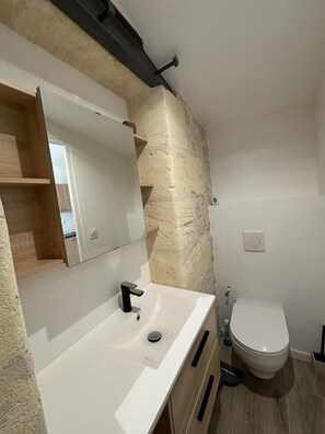 Een douche, een haardroger, handdoeken, zeep