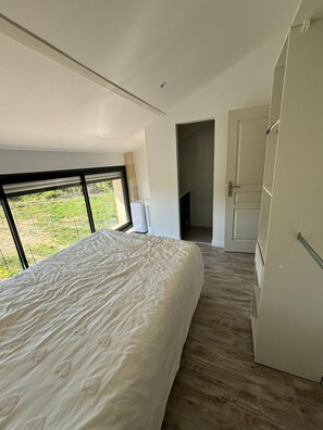 Een strijkplank/strijkijzer, wifi, beddengoed