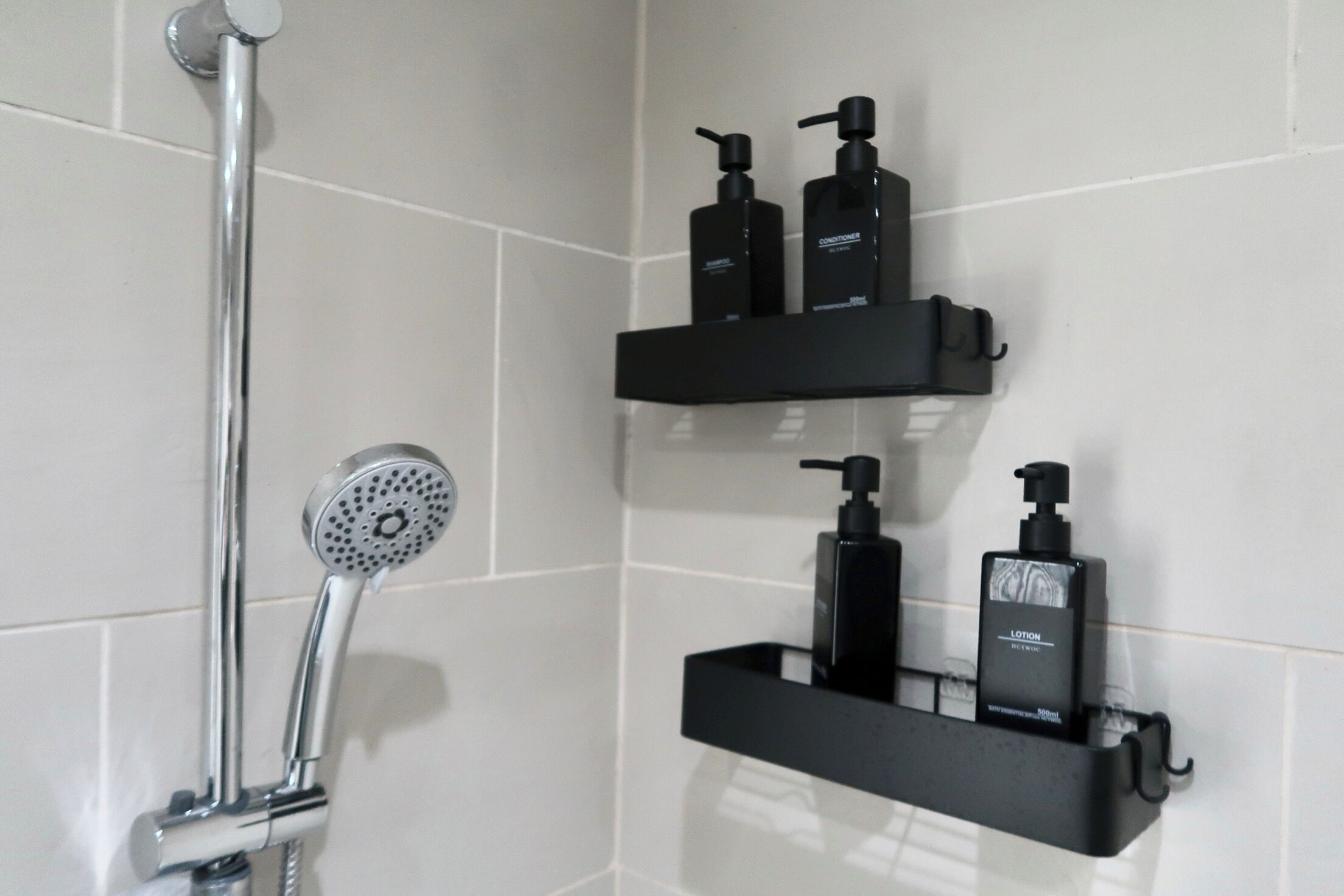 Asciugacapelli, asciugamani, sapone, shampoo
