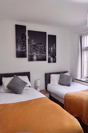 3 bedrooms, in-room safe, desk, iron/ironing board -     Stylish 3-Bedroom Escape with Private Garden – Near Stadiums & City Centre (Liverpool)