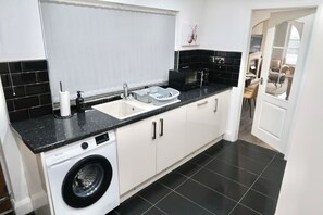 Fridge, microwave, oven, stovetop -     Stylish 3-Bedroom Escape with Private Garden – Near Stadiums & City Centre (Liverpool)
