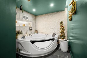 Regadera, tina de hidromasaje, secadora de cabello, bidet 