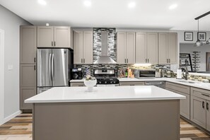 Refrigerador, microondas, horno y parrilla de estufa 