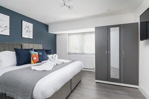 4 habitaciones, tabla de planchar con plancha, wifi y ropa de cama 