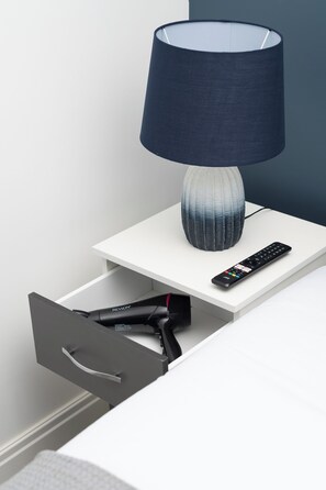 4 habitaciones, tabla de planchar con plancha, wifi y ropa de cama 