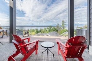 Terrace/patio - Modern Oceanview 2BR Suite with Patio & Private Entry Nanaimo Retreat (Nanaimo)
