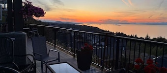 Modern Oceanview 2BR Suite with Patio & Private Entry Nanaimo Retreat