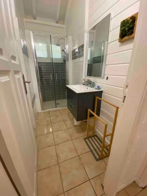 Shower, towels, soap, toilet paper - Kaz'Ary Entire villa in Sainte-Anne, Guadeloupe (Sainte‑Anne)