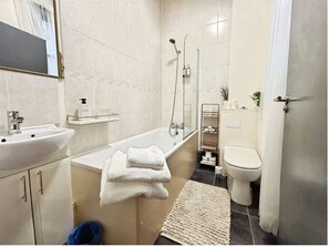 Ducha, secador de pelo, toallas y jabón