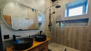 Secadora de cabello, toallas, jabón, papel de baño 