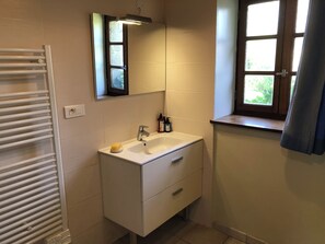 Een douche, een haardroger, zeep, toiletpapier
