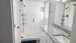 Douche, sèche-cheveux, serviettes fournies, savon