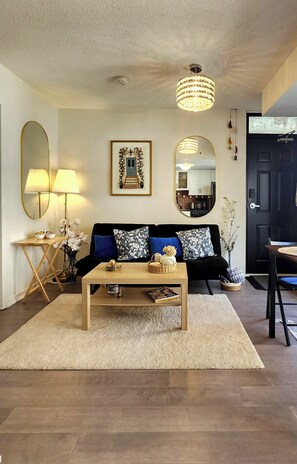 Living area - Stylish 1BD apartment-Walk 2 BMOField&RBC AMPHITHEATER (BUDWeiser stage)-Toronto (Toronto)