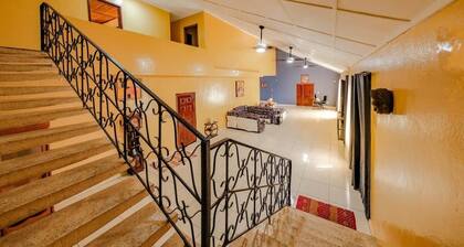 Monrovia Executive Home - Fast Internet