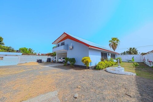 Monrovia Executive Home  - Fast Internet