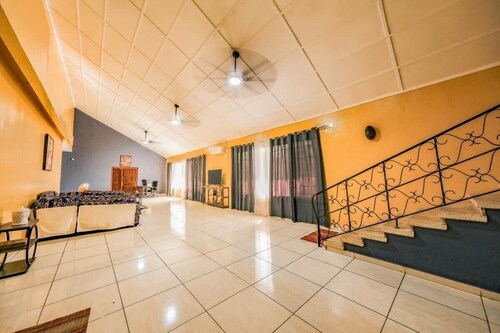 Monrovia Executive Home  - Fast Internet