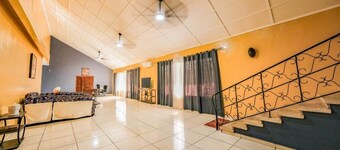 Monrovia Executive Home  - Fast Internet