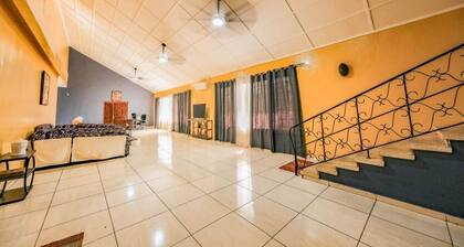 Monrovia Executive Home - Fast Internet