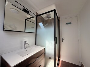 Shower, hair dryer, towels, toilet paper - Nice little house 5mn walk from the beach (Ploemeur)