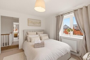 3 habitaciones, escritorio y tabla de planchar con plancha 