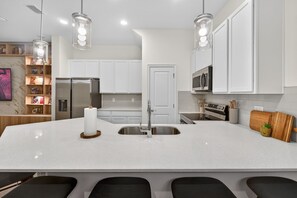Fridge, microwave, oven, stovetop - Marvel Themed House Near Disney, Universal, SeaWord and OC Convention Center (Orlando)