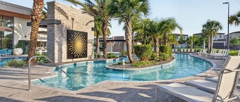 Una piscina al aire libre