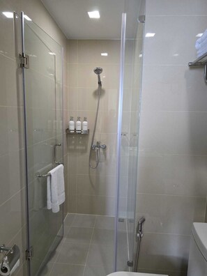 Een douche, een haardroger, een bidet, handdoeken