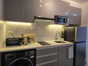 Fridge, microwave, stovetop, coffee/tea maker - Cozy Modern 1-bedroom condo with AC in General Trias (General Trias)