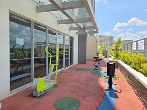 Fitness facility - Cozy Modern 1-bedroom condo with AC in General Trias (General Trias)
