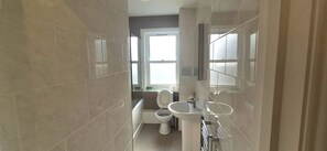 Hair dryer, towels, soap, toilet paper - Finetouch Apartments (London)