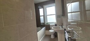Hair dryer, towels, soap, toilet paper - Finetouch Apartments (London)