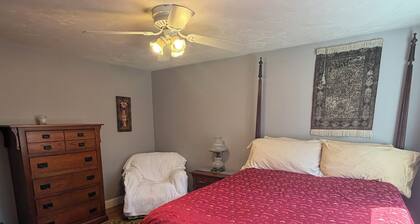 World Cup - 5 mins. from Stadium. 2 bedroom & 1 bathroom in Charming farmhouse!
