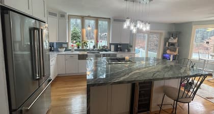 2 bedrooms sharing a private bathroom in Charming farmhouse!