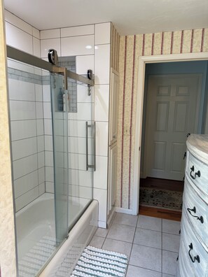 Hårføner, håndklær, såpe og toalettpapir