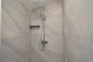 Family Apartment | Bathroom | Shower, hair dryer, towels, soap